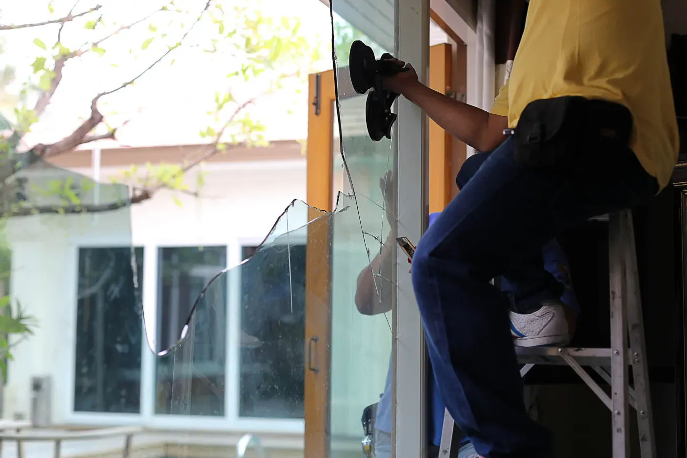 Pose d'un vitrage à isolation renforcée sur une menuiserie en Essonne